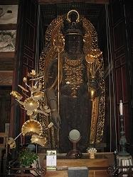金色で高さ6.6メートルの木造十一面観音立像の写真