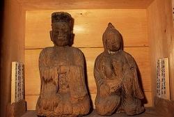 木彫りの神像男神坐像・女神坐像が並んでいる写真