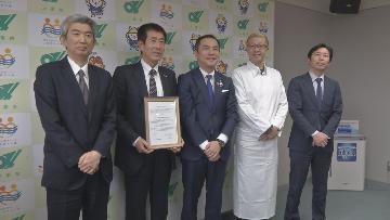 サン・セバスティアン市の方と町長、知事、関係者の方々5名が並んで写っている写真