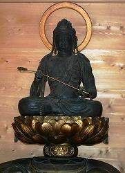 両手で棒のようなものを持っている木造普賢菩薩坐像の写真