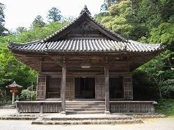 本瓦葺き入母屋造りの神宮寺本堂の写真