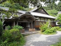入母屋造り、本瓦葺きで横に長く続いている神宮寺客殿の写真