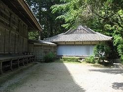 広い庭の本堂の奥にある瓦葺屋根の近長谷寺庫裏の写真