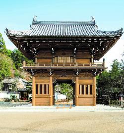 神宮寺の入り口に聳え立つ大きな仁王門の写真