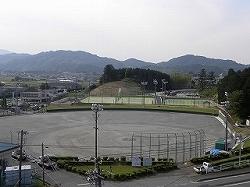 広い野球場の奥にテニスコートがある多気スポーツ公園の全景写真
