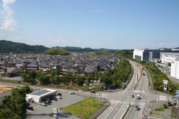 国道の両側に住宅地やビルが立ち並ぶ町内の写真