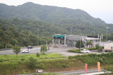 山に囲まれた多気ジャンクションと高速道路を撮った写真