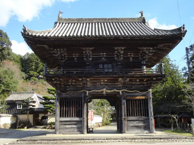 木造で真ん中に門があり大きな瓦葺の屋根がある神宮寺仁王門の写真