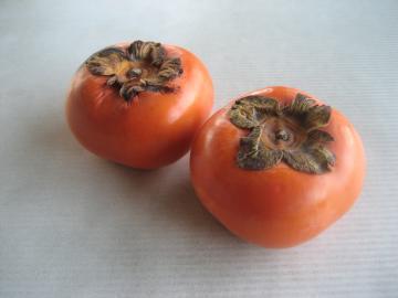 オレンジ色の2個の前川次郎柿の写真