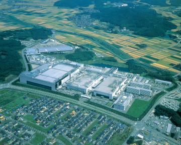 田んぼの中の広い敷地に作られた工場を上空から撮った写真