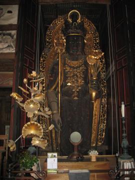 右手に錫杖を添えている近長谷寺の木造十一面観音立像の写真