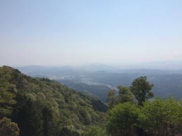 どこまでも続く大空と山々の風景写真