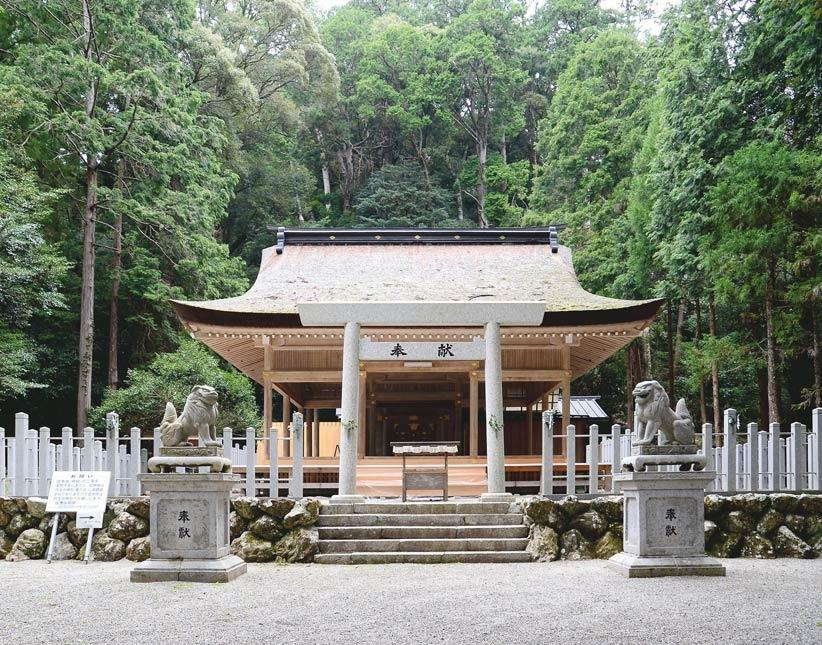 鳥居の前に一対の狛犬が置かれている丹生神社の正面写真